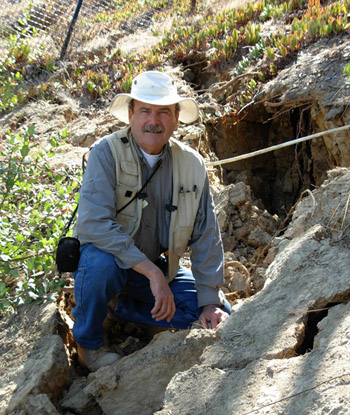 Mapping fissures on the Mt. Soledad landslide, Oct. 07